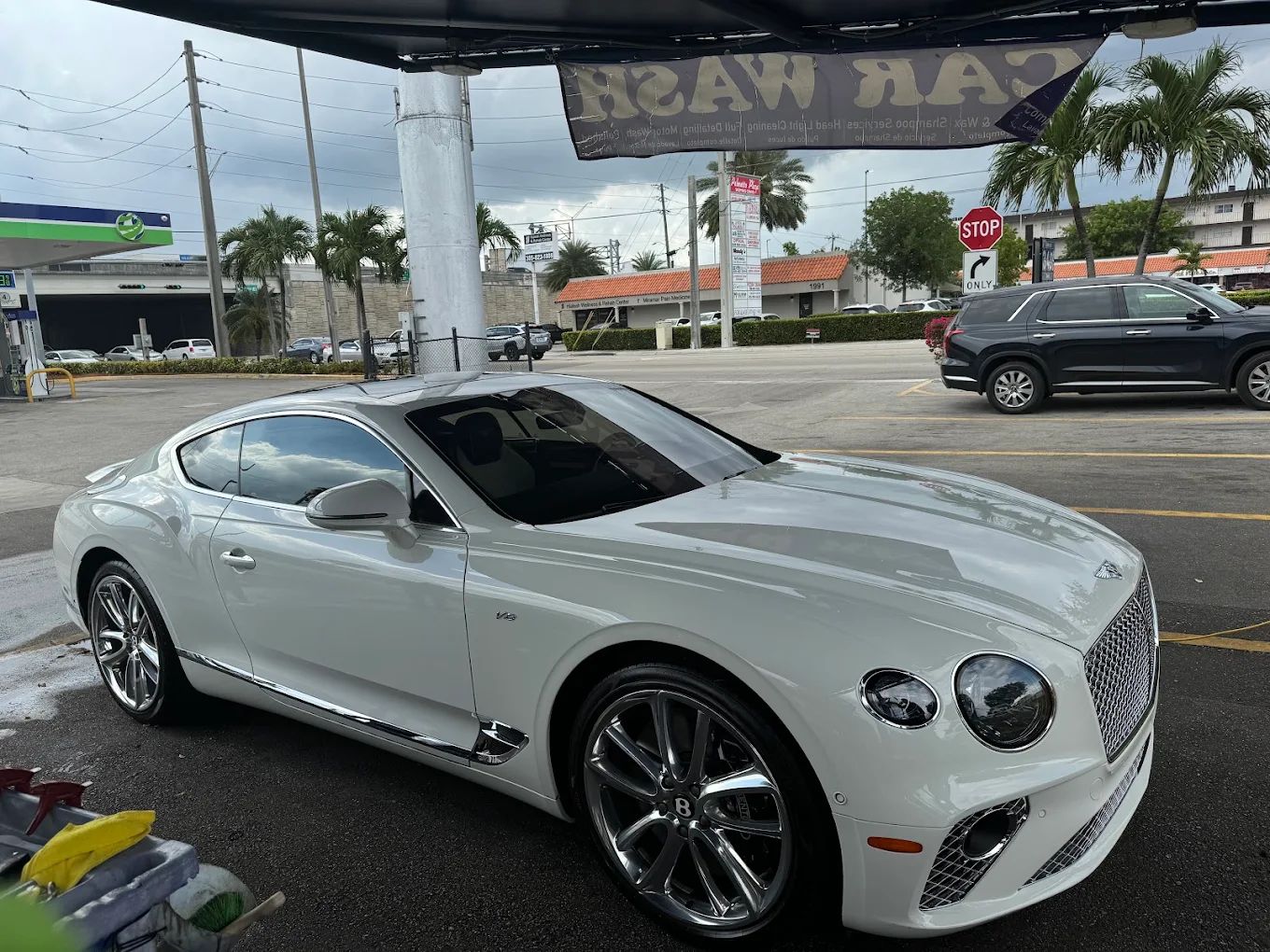 White Bentley Continental GT freshly hand washed at Car Wash Aguilon