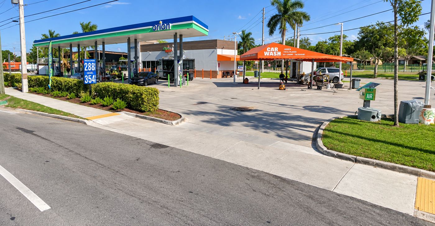 Car Wash Aguilon Miami location — orange Car Wash canopy at the Orion station on S Dixie Hwy